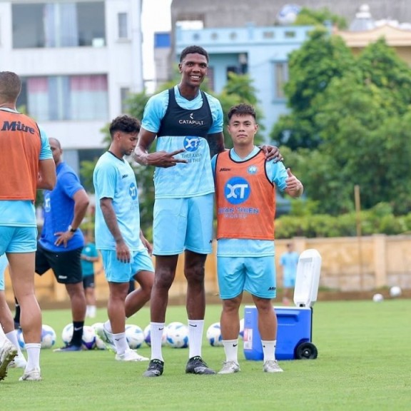 降维打击！2米06世界最高中锋哈德林加盟越南联 首秀替补梅开二度